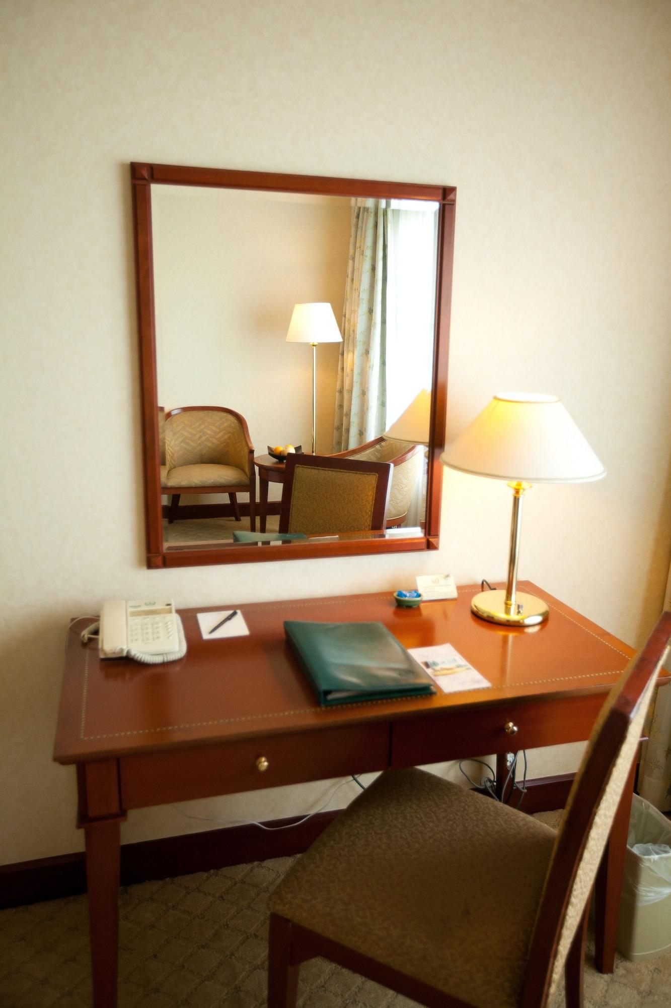 Gurney Bay Hotel, A Parkroyal Partner Hotel George Town Exteriér fotografie A desk in a hotel room