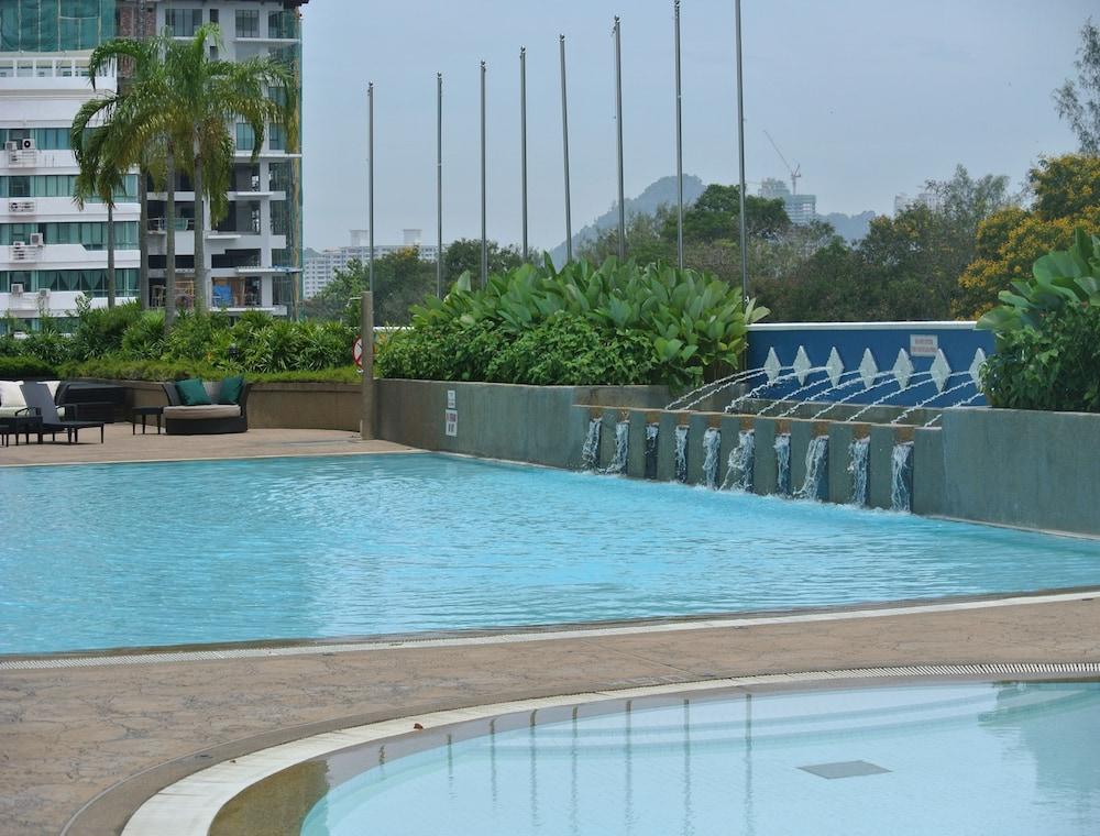 Gurney Bay Hotel, A Parkroyal Partner Hotel George Town Exteriér fotografie Swimming pool