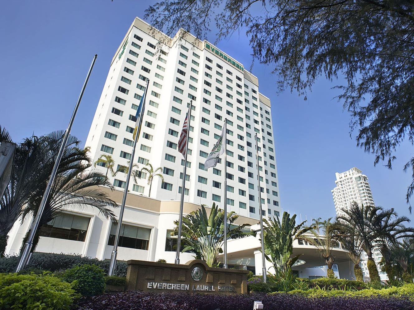 Gurney Bay Hotel, A Parkroyal Partner Hotel George Town Exteriér fotografie Evergreen Laurel