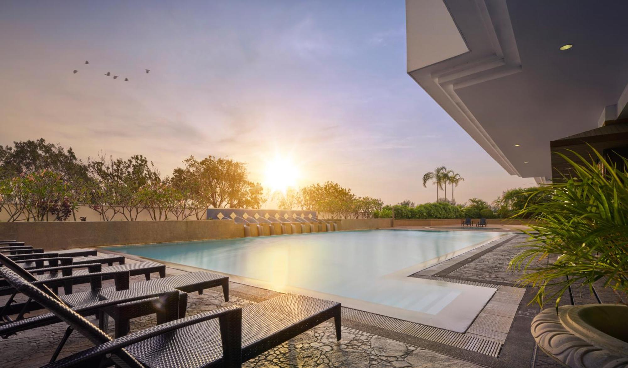Gurney Bay Hotel, A Parkroyal Partner Hotel George Town Exteriér fotografie The swimming pool at the clubhouse